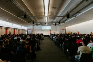 Congreso de emprendimiento con público asistente