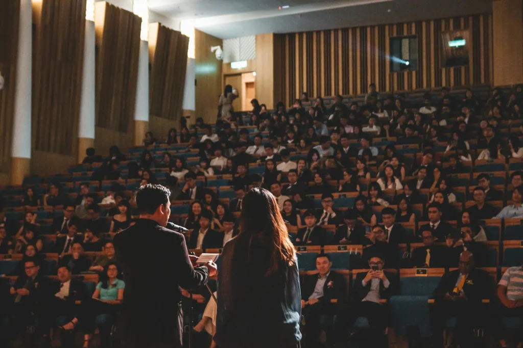 Diálogo empresarial con audiencia participante