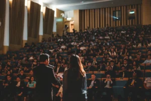 Diálogo empresarial con audiencia participante